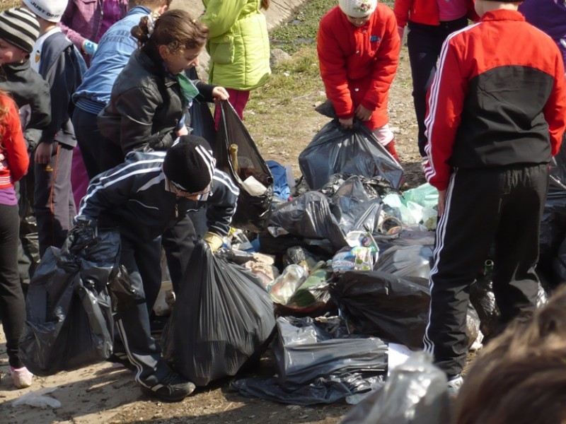 Ziua Mondială a Apei este sarbatorită în data de 22 martie. Cu acest prilej peste 100 de elevi de la Şcoala ‘’Nicolae Iorga’’ Bacău  au organizat o campanie de curaţare si ecologizare  a izvorului din partea de sud a orasului. 