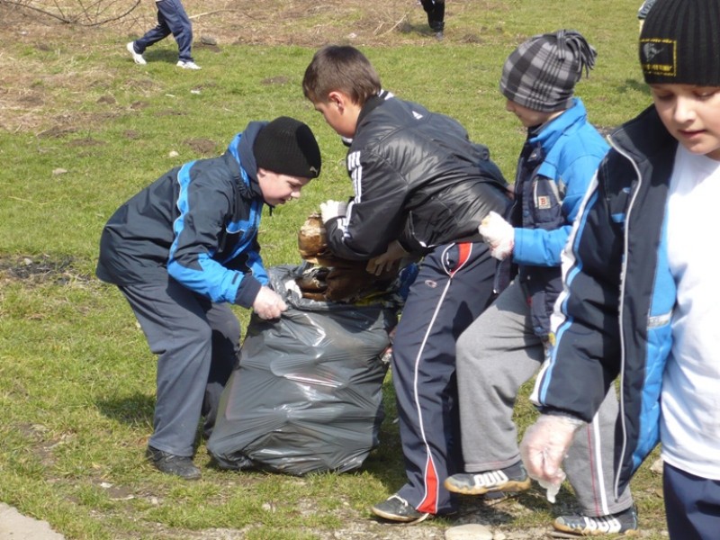 Ziua Mondială a Apei este sarbatorită în data de 22 martie. Cu acest prilej peste 100 de elevi de la Şcoala ‘’Nicolae Iorga’’ Bacău  au organizat o campanie de curaţare si ecologizare  a izvorului din partea de sud a orasului. 
