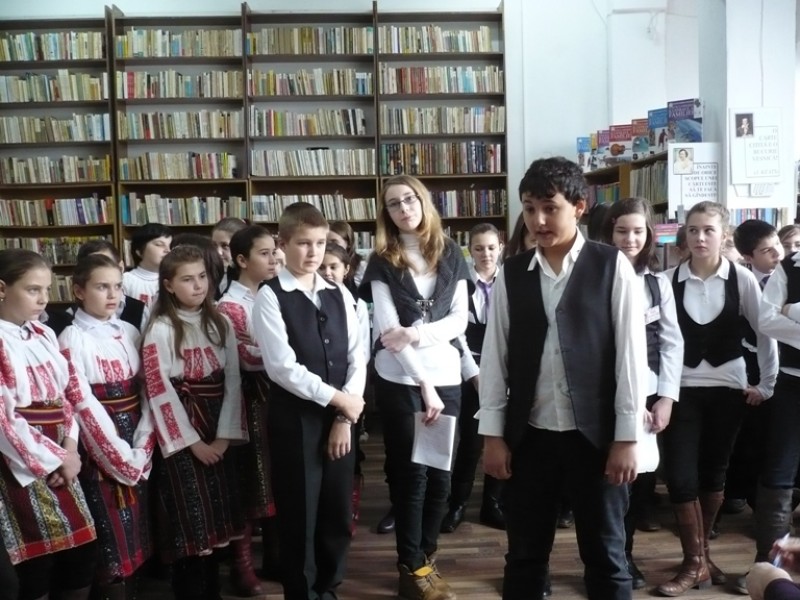 Elevii Scolii ''Nicolae Iorga'' Bacau l-au omagiat pe Eminescu.