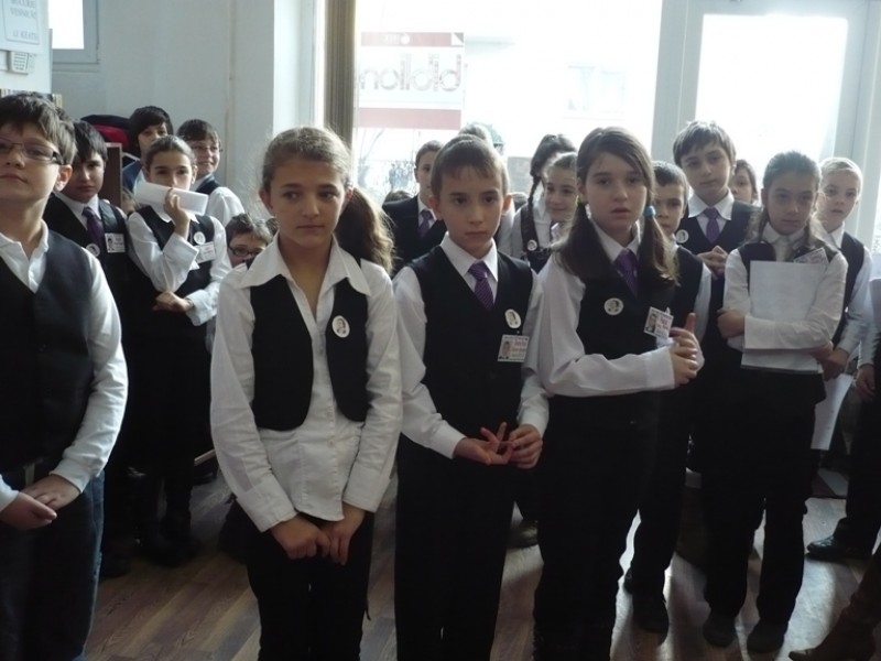 Elevii Scolii ''Nicolae Iorga'' Bacau l-au omagiat pe Eminescu.