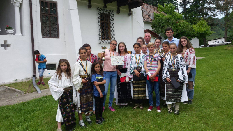 La Concursul "Busuioc de Topolog", Nicolae Bălcescu, 2017, Ansamblul Folcloric Pescenița a obținut Premiul I și Marele Trofeu pentru Secțiunea Dans Popular