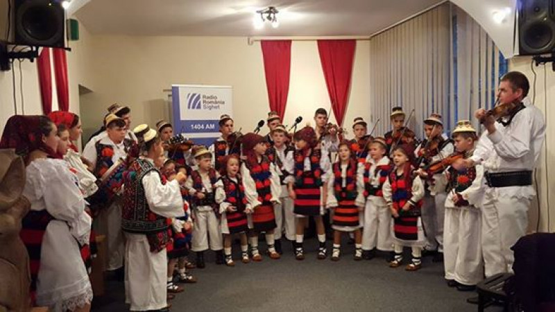 Prezenti cu un program folcloric diversificat si autentic la aniversarea celor 12 ani de prezenta pe calea undelor a radioului Romania Sighet. 
03. 11.2016