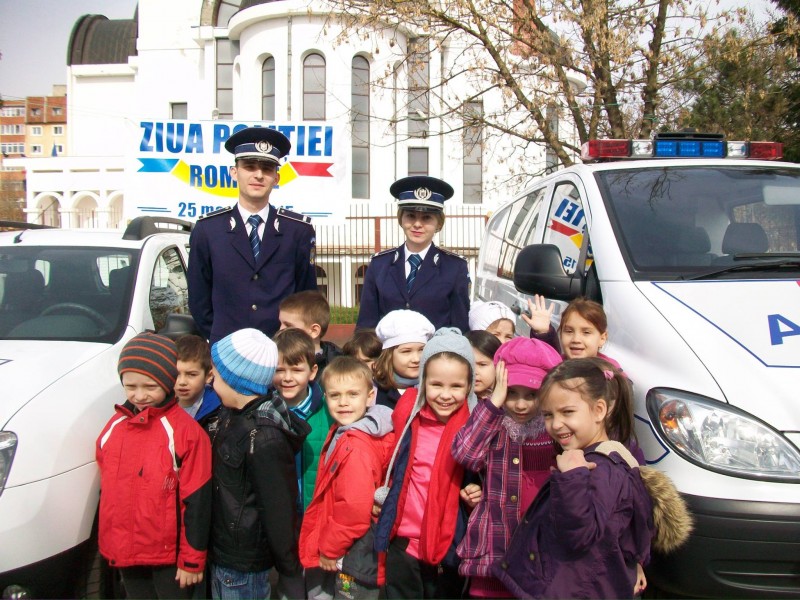 Copiii au vizitat standurile prezentate de polițiști în Parcul Tricolorului Reșița