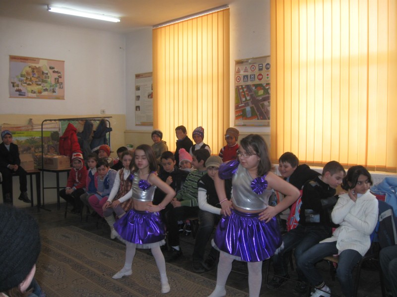 Consiliul elevilor de la Scoala cu cls. I-VIII SLOBOZIA a organizat activitatea ,, Miss Primavara 2011" . Activitatea a cuprins : proba de prezentare , proba de creatie literara sau de interpretare si o proba de dans pe melodii alese de fiecare participanta . 