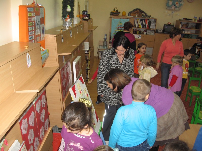 parintii si copiii vizitand expozitia