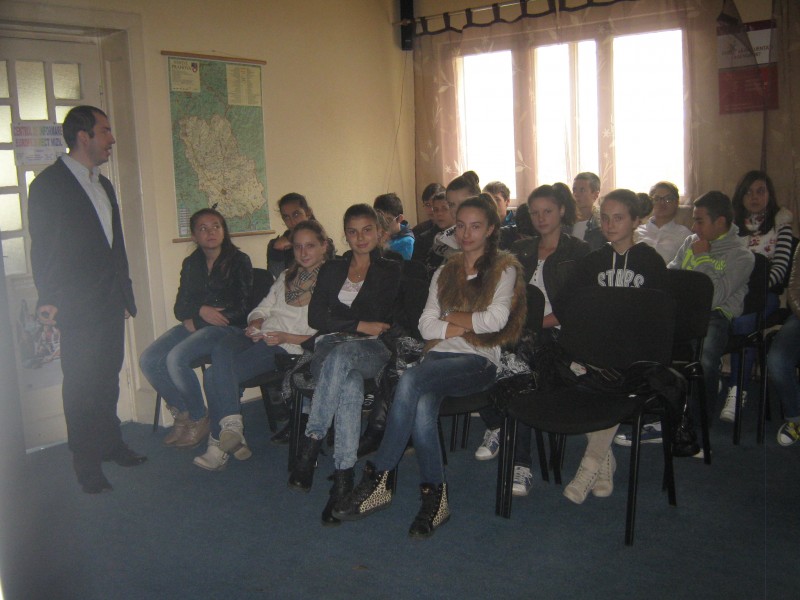 09 octombrie Ziua Holocaustului în România, activitate desfăşurată la Centrul de Informare Europe Direct Mizil
     cu elevii clasei a VIII - a A