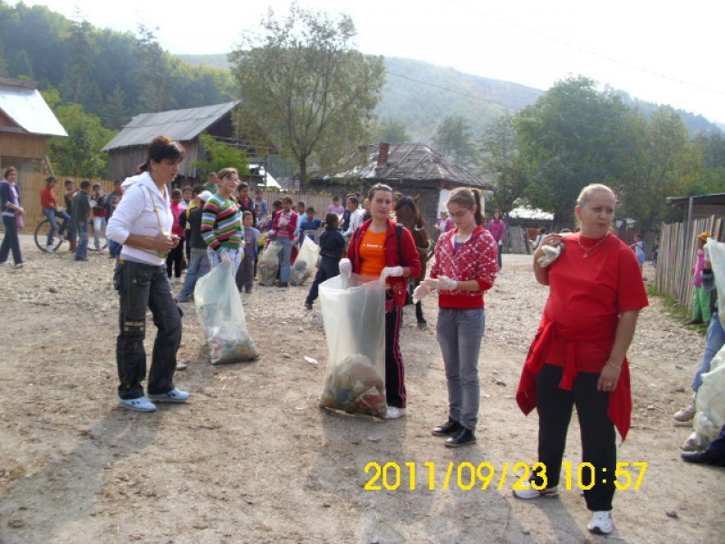 Foto reprezintă momente din timpul activităţii desfăşurate de elevii Şcolii Valea Mare-Pravăţ la acţiunea LET" DO