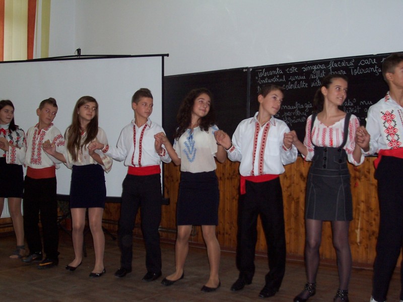 Dansul brasoveanca realizat de catre elevii Sc. Balta Doamnei