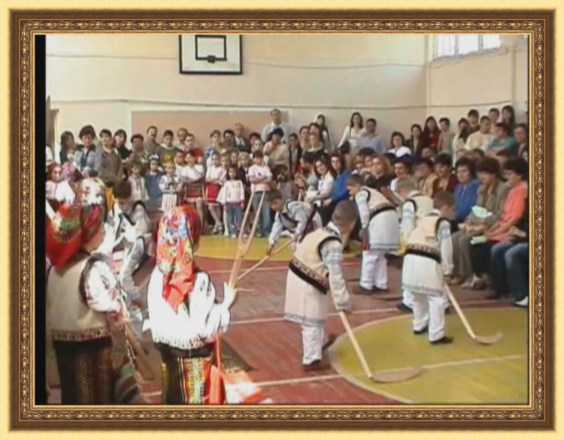 Unitatea noastră a organizat un Simpozion Național la care au participat mai multe grădinițe și școli din Bacău și alte județe.
Dansul Coasa