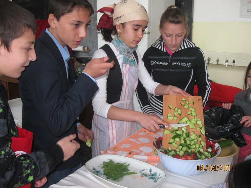 La această activitate elevii di grupul ţintă al proiectului cât şi voluntarii au pregătit salate de legume ( rosii , castraveţi , ceapă verde , precum şi salată verde , ridichii, mărar ) .Au spălat inncredientele apoi s-au apucat de lucru.