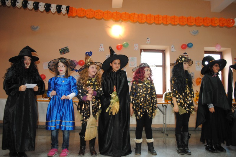 Halloween 2011


Luni, 31 octombrie 2011 a avut loc la căminul cultural Carnavalul măştilor şi costumelor de Halloween, concurs organizat pe două secţiuni:

1. Parada măştilor şi costumelor
2. Dovleci sculptaţi

Concurenţii au fost răsplătiţi cu diplome şi dulciuri.