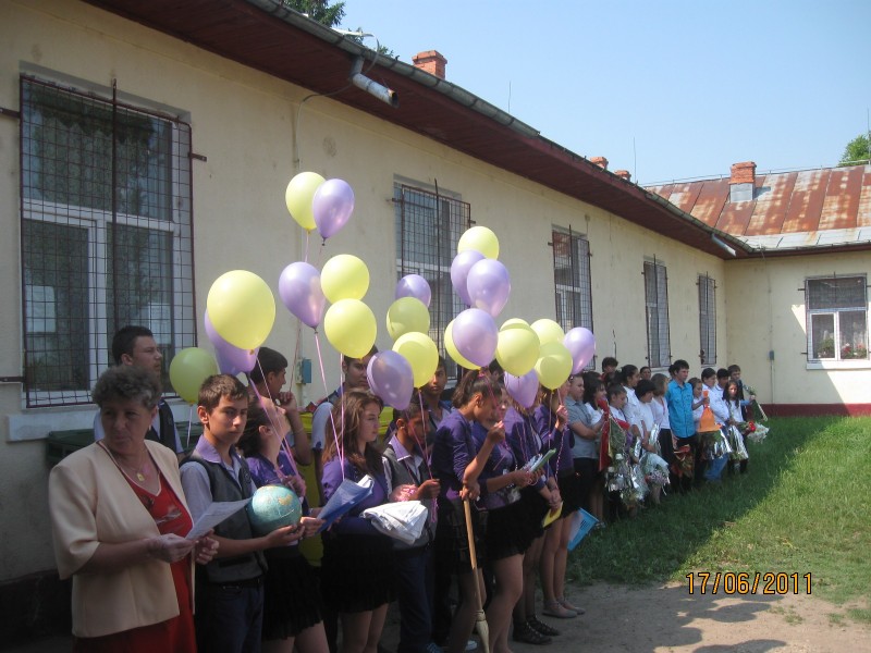 Pe 17 iunie 2011 absolventii cls. aVIII-a au predat stafeta absolventilor clasei aV-a .