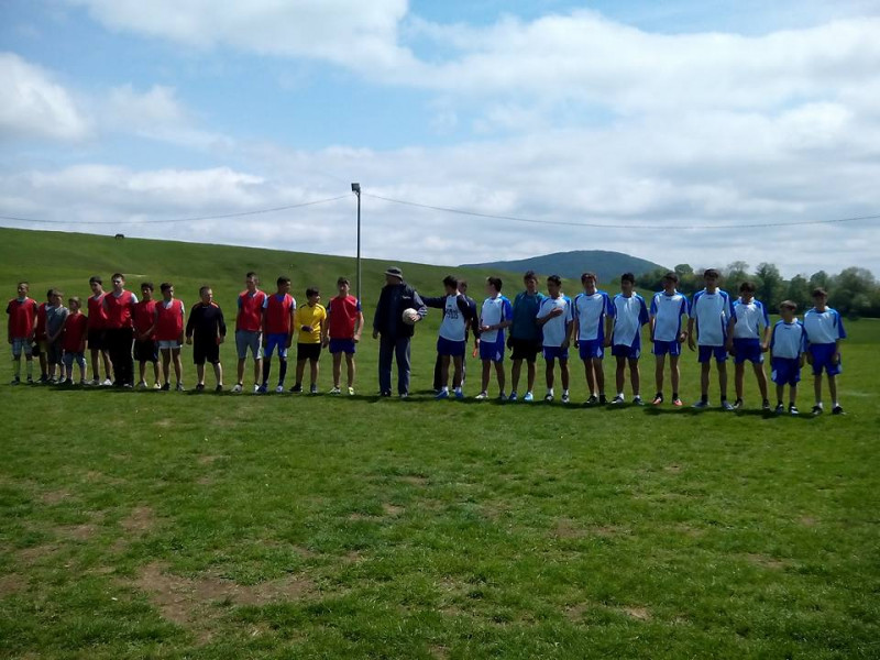 Cele două şcoli vecine şi prietene: Şcoala gimnazială Mihai Novac, Sasca Montană şi Şcoala gimnazială Cărbunari s-au întâlnit în două meciuri amicale.