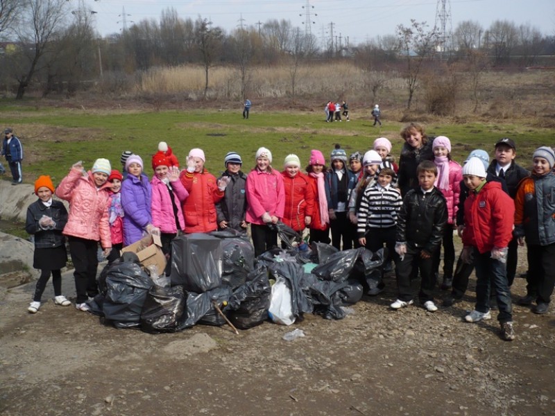 Ziua Mondială a Apei este sarbatorită în data de 22 martie. Cu acest prilej peste 100 de elevi de la Şcoala ‘’Nicolae Iorga’’ Bacău  au organizat o campanie de curaţare si ecologizare  a izvorului din partea de sud a orasului. 