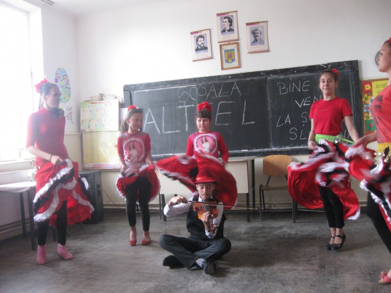 Elevii Şc. Slobozia au sărbătorit ziua rromilor prin prezentarea unor dansuri ţigăneşti.