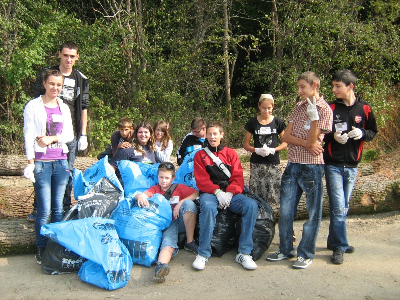 Participarea la acţiunea ecologică pe bază de voluntariat Let's Do It, Romania!