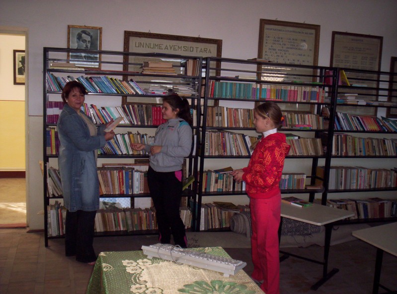 o fotografie din biblioteca şcolii