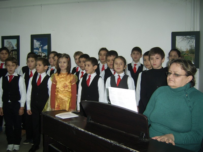 Împreună cu doamna profesoară care i-a acompaniat la pianină, au interpretat cântece despre toamnă.