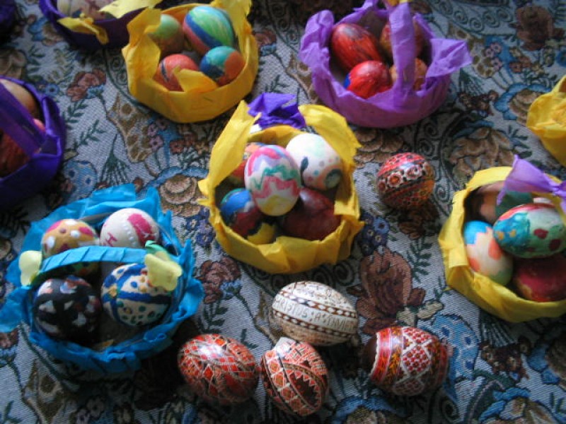 Copiii au confectionat felicitari si au decorat oua,apoi au realizat o expozitie.