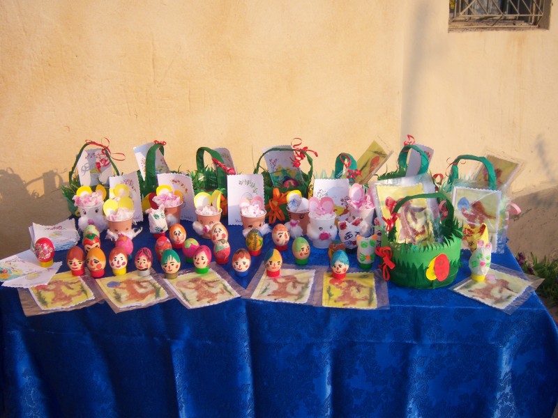 Elvii au confectionat produse pentru Paste si au primit in vizita elevii de la Liceul Traian.