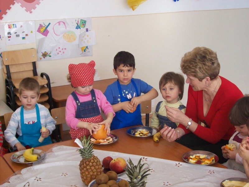 Copiii pregatesc salata de fructe