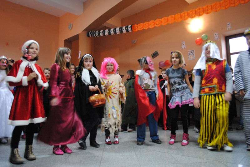 Luni, 31 octombrie 2011 a avut loc la căminul cultural Carnavalul măştilor şi costumelor de Halloween, concurs organizat pe două secţiuni:

1. Parada măştilor şi costumelor
2. Dovleci sculptaţi

Concurenţii au fost răsplătiţi cu diplome şi dulciuri.