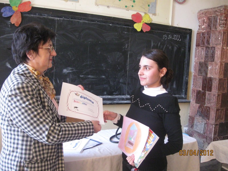 D-na prof. Frăsineanu Zoriţa a acordat diplomă celei mai active eleve Soare Florentina cls. a VII-a pentru felul cum s-a implicat în desfăşurarea activităţilor din săptămâna Şcoala altfel.