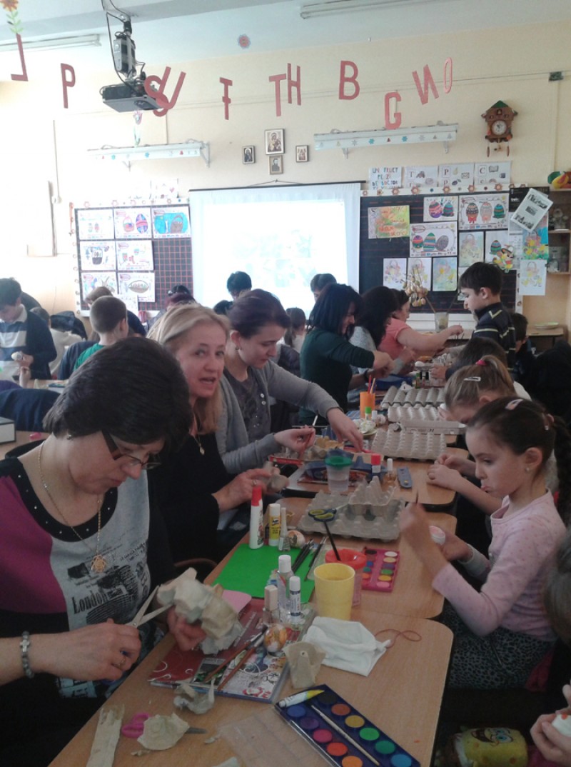  În săptămâna Şcoala altfel, în cadrul programului „Să ştii mai multe, să fii mai bun" (joi, 9 aprilie 2015), elevii clasei I C de la Şcoala Gimnazială „Nicolae Bălcescu", îndrumaţi de prof. Bunta Simona, s-au gândit să petreacă cu părinţii lor momente speciale la Atelierul de Paşte.