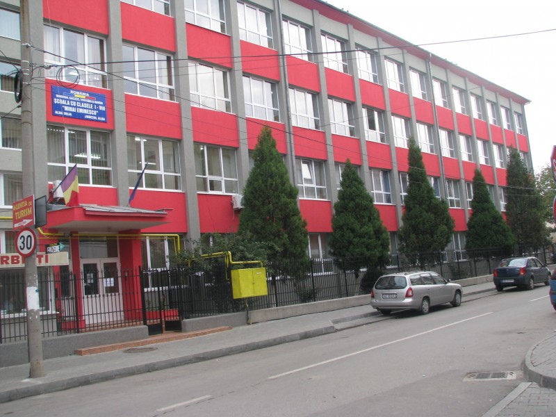 Imagine din exterior cu scoala 