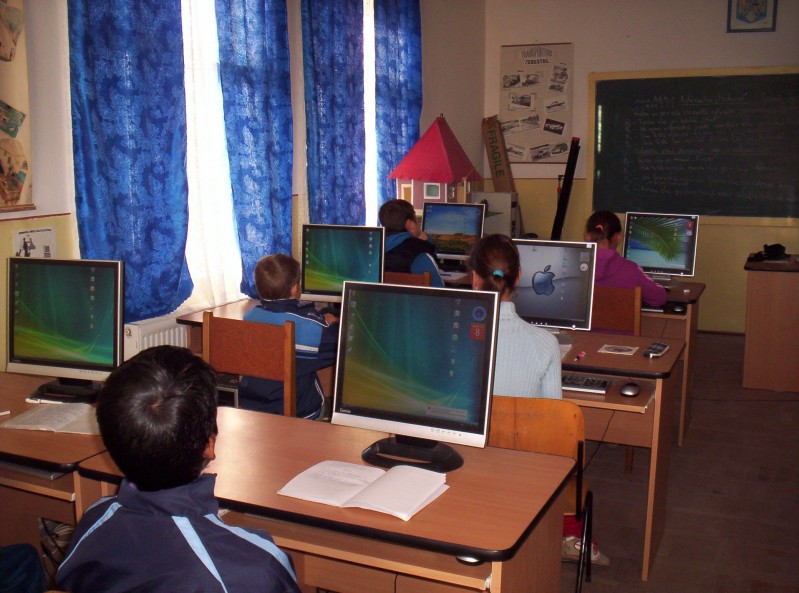 Este o fotografie din laboratorul de informatică al şcolii noastre