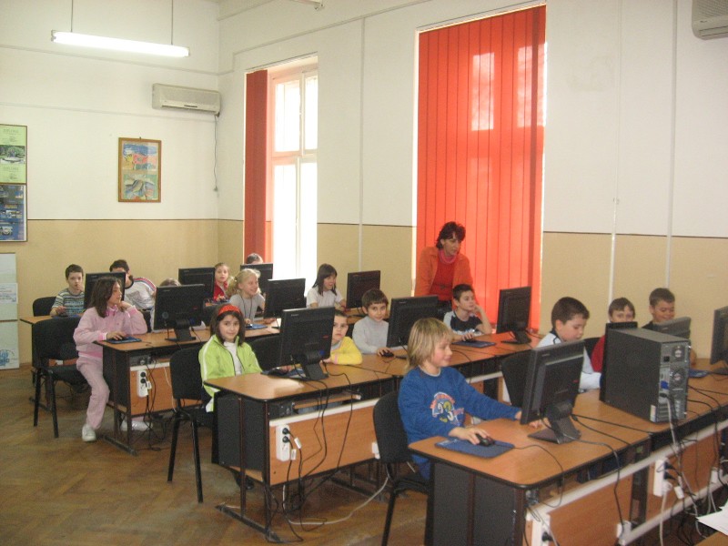 Şcoala beneficiază de un laborator de informatică.