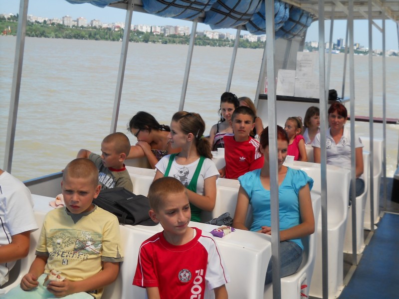Activitate desfasurata in parteneriat cu Liceul D Motoc Galati. Plimbare pe Dunare