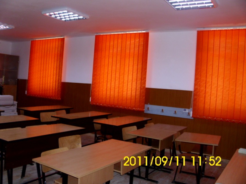 Foto reprezintă o sala de clasă de la Şcoala Gura-Pravăţ 