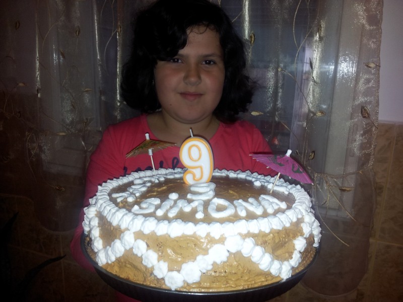 Elevii cls. aII-a împreună cu câţiva părinţi şi d-na înv. Ancu Florentina au pregătit un tort pentru colega lor simona care a împlinit 9 ani şi au şi sărbătorit-o.