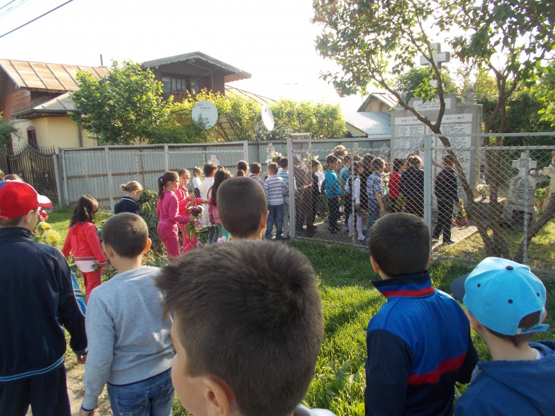 Joi, 21 mai 2015, elevii scolii noastre au mers la Cimitirul Eroilor unde au depus flori si au recitat poezii