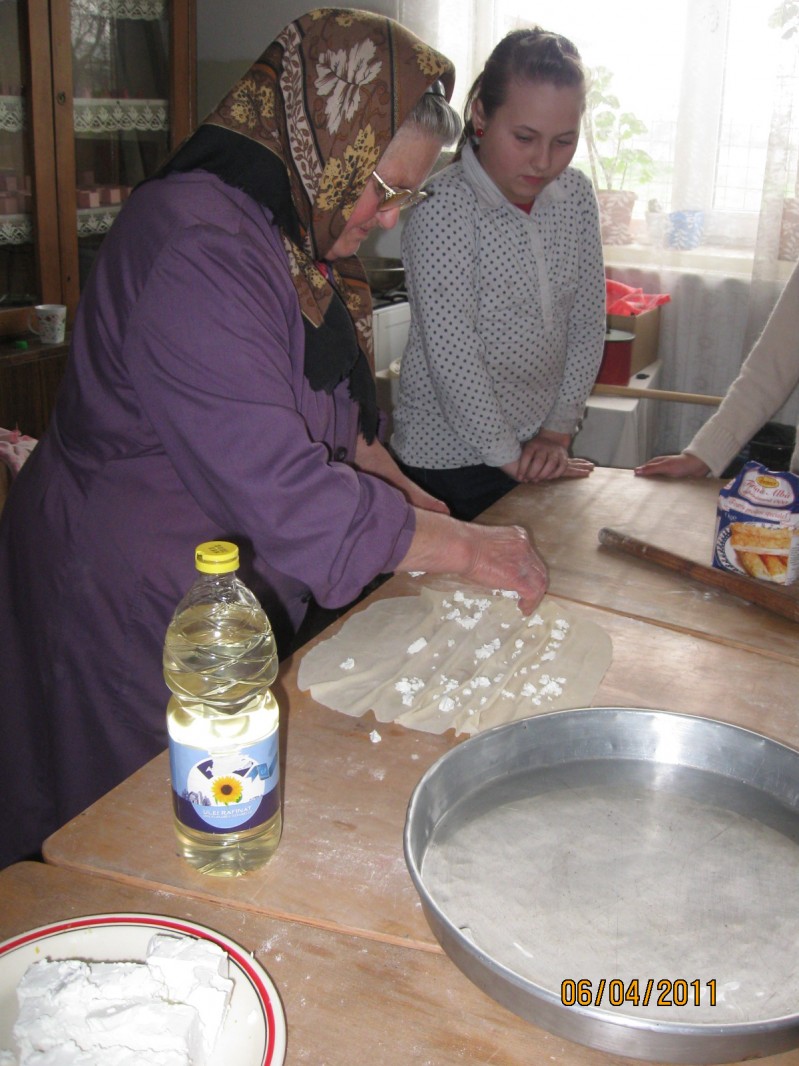 Elevii au întins foi ajutati de d-na profesoară Frăsineanu Zoriţa şi de tanti Tuţa le-au pus la uscat apoi le-au încreţit şi au pus brânza .
