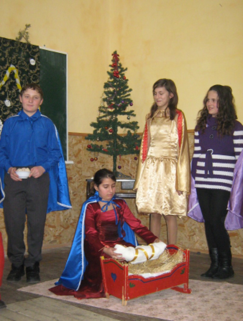 Imagini din serbarea elevilor,felicitări confecţionate, pregătirea şcolii de sărbătoare