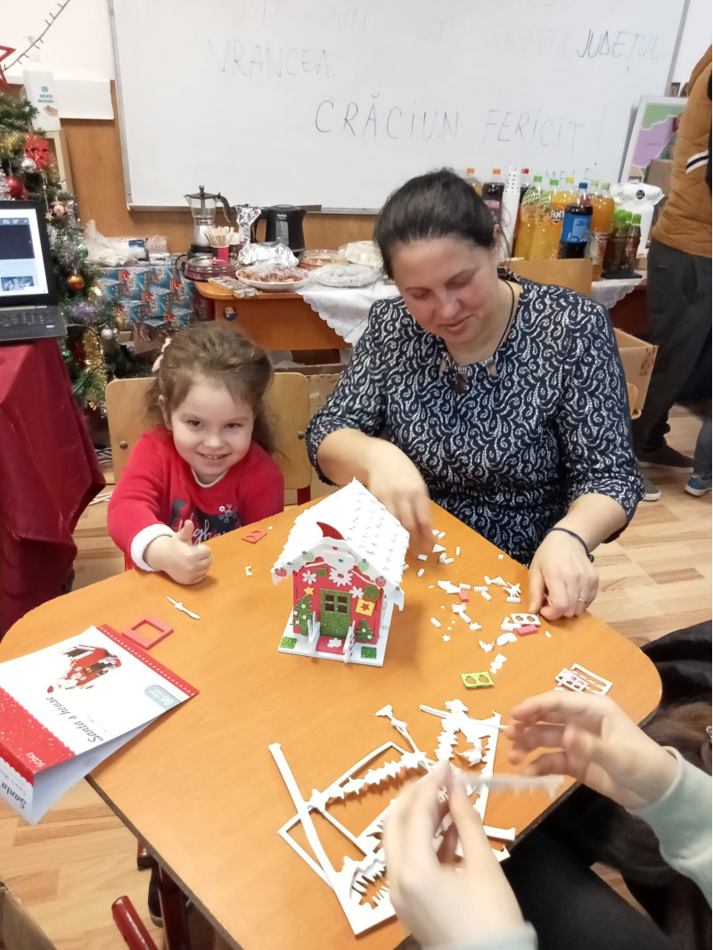 Copii fac , alături de parinți lucrări de Crăciun