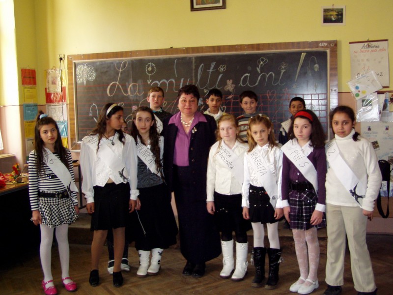 Serbare organizată de 8 Martie - cls. a IV-a de la Școala Generală Adămuș
Învățătoare: SIMIONESCU ANA