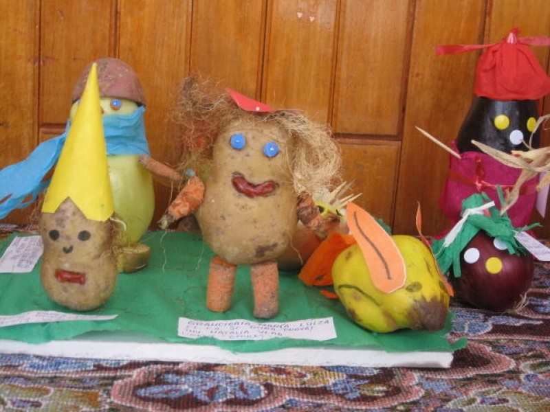 Foto prezinta  creatii ale elevilor realizate la Concursul Carnavalul Toamnei de la Scoala Valea Mare-Pravat