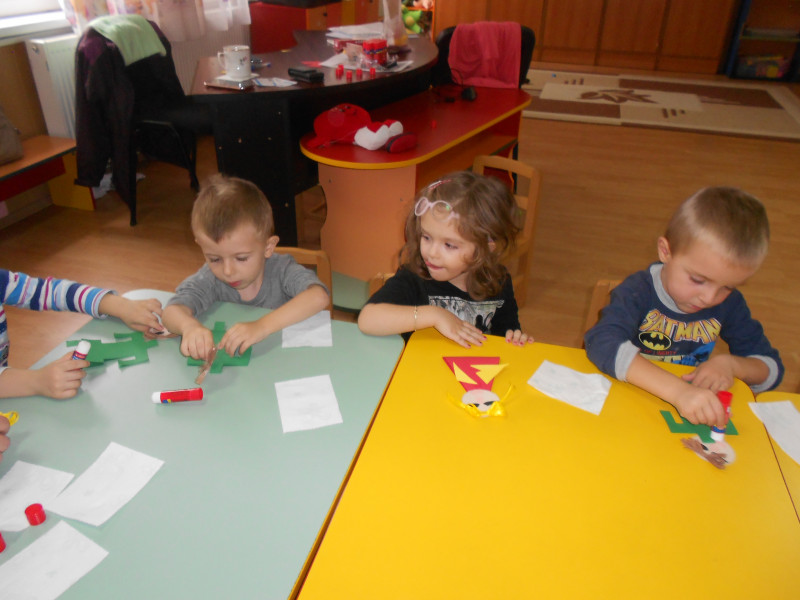 Copiii au invatat despre forme geometrice prin joc si au realizat o activitate practica - Chipul meu din forme geometrice. Speram sa va placa. 
