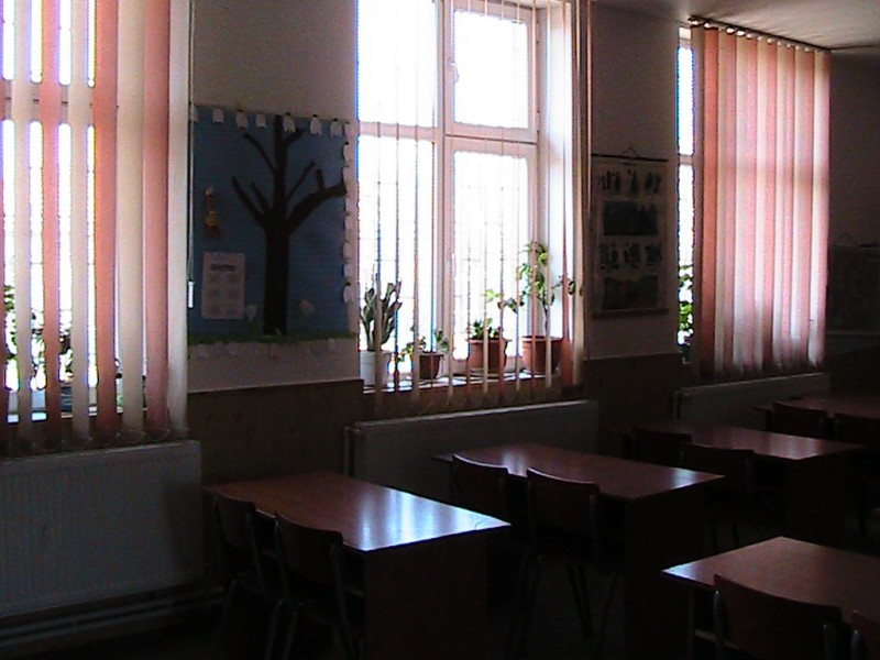 imagini ale scolii, exterior si interior