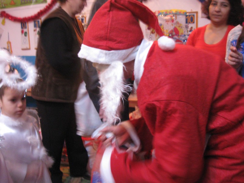 Preşcolarii , elevii şi cadrele didactice au întânpinat pe Moş Crăciun care a    sosit la Şcoala Gimnazială Slobozia pe 19 decembrie în persoana D-lui Primar Mihai Gheonu.