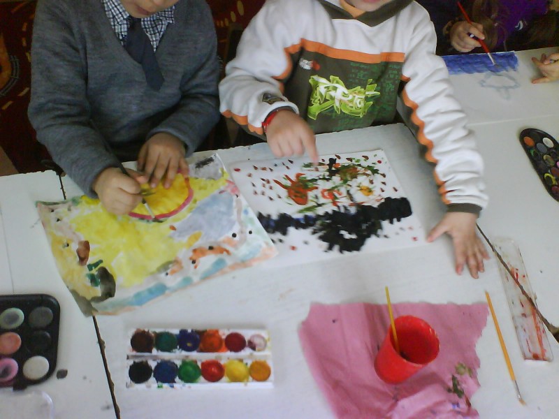 picturi realizate de copiii grupei milocii.