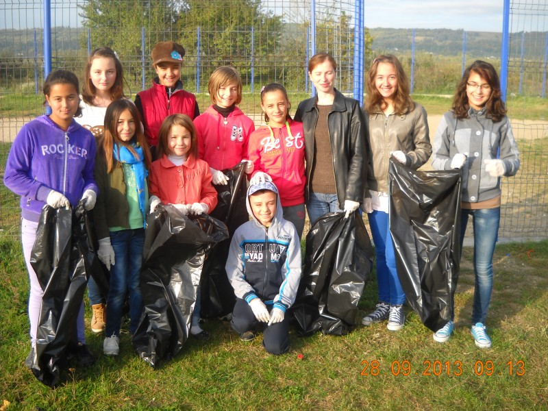 În data de 28 septembrie 2013, unitatea noastră şcolară a fost implicată în acţiunea de ecologizare desfăşurată sub egida Let s do It Romania!.
