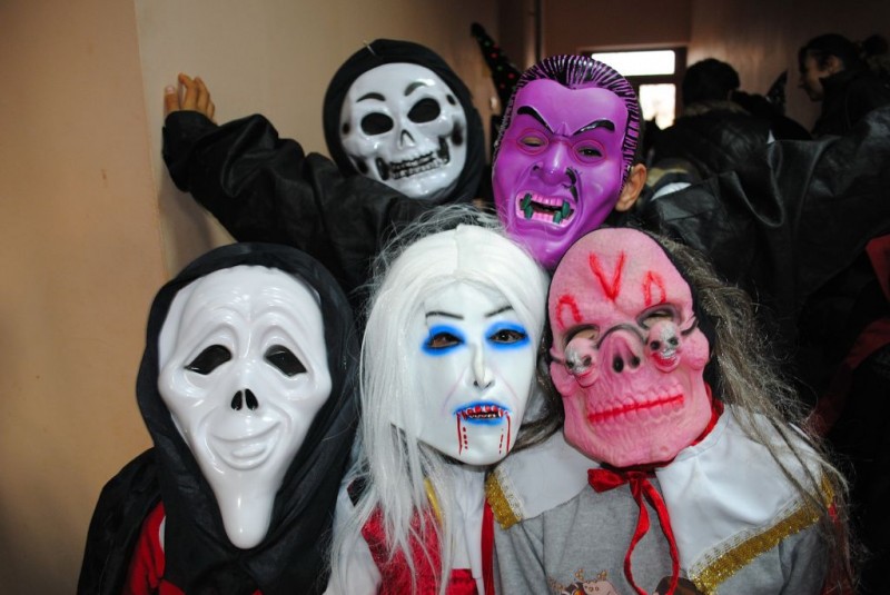 
Luni, 31 octombrie 2011 a avut loc la căminul cultural Carnavalul măştilor şi costumelor de Halloween, concurs organizat pe două secţiuni: 1. Parada măştilor şi costumelor 2. Dovleci sculptaţi Concurenţii au fost răsplătiţi cu diplome şi dulciuri.