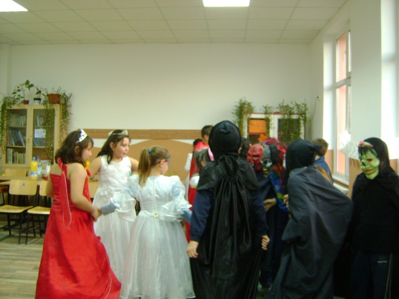 Activitatea organizată de clasa a III-a A a cuprins :

-concurs de dovlecei sculptaţi
-parada costumelor
-festivitatea de premiere
-seara distractivă