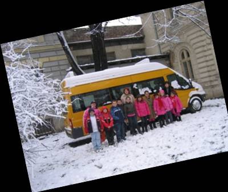 Elevii din mediul rural beneficiază de transport gratuit cu microbuzul şcolar.