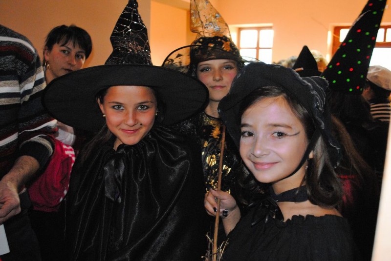 Luni, 31 octombrie 2011 a avut loc la căminul cultural Carnavalul măştilor şi costumelor de Halloween, concurs organizat pe două secţiuni: 1. Parada măştilor şi costumelor 2. Dovleci sculptaţi Concurenţii au fost răsplătiţi cu diplome şi dulciuri.