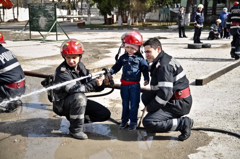 Copiii grupei au fost incantati de vizita la pompieri.